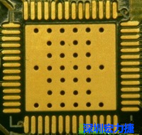 這是最不好的通孔設(shè)計(jì)，貫穿通孔直接擺放于QFN的接地散熱墊上，制造上無(wú)法確保其錫量，也就無(wú)法確保焊接良好。