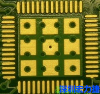 這個(gè)通孔的設(shè)計(jì)勉強(qiáng)可以接受，只剩下正中間一個(gè)通孔沒(méi)有塞孔，而且孔徑也變小了。