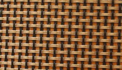 圖片只是示意圖，并不是真正的玻纖布，基本上由經(jīng)緯兩股材料交錯編織而成，經(jīng)緯的交錯間如果有空隙，就容易藏水分，所以一般會以透氣性來檢查其密合度。