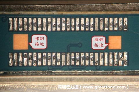 把板對(duì)板連接器全部移除，發(fā)現(xiàn)其下方板子共有兩個(gè)裸銅的方形設(shè)計(jì)。