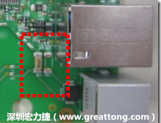 有人認為電容旁邊已經(jīng)有螺絲將電路板固定于機殼上了，不應該發(fā)生電路板彎曲的現(xiàn)象才對。