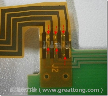 這張圖所顯示的，PCBA工廠(chǎng)實(shí)際進(jìn)行HotBar(熱壓熔錫焊接)焊接的時(shí)候，經(jīng)常會(huì)出現(xiàn)這類(lèi)焊墊之間短路的問(wèn)題，下面的圖示為比較嚴(yán)重的案例，大部分都只有部份溢錫，但這對(duì)品質(zhì)信賴(lài)杜已經(jīng)產(chǎn)生了及大的為害，既使現(xiàn)在測(cè)試沒(méi)有出現(xiàn)問(wèn)題，難保在高溫膏濕的環(huán)境下不會(huì)出現(xiàn)電子遷移(Electromigration)的現(xiàn)象。