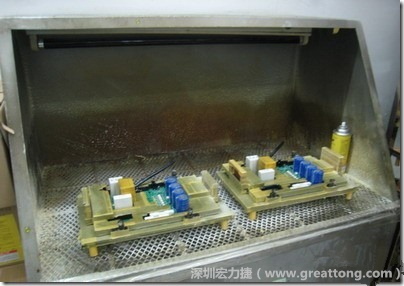 使用噴涂(Spraying)方式作業(yè)conformal coating時(shí)，需設(shè)備抽真空的設(shè)備，否則噴涂的物質(zhì)會(huì)飄散到空氣當(dāng)中，影響人體的健康。