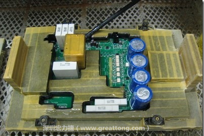 Conformal coating噴涂作業(yè)時(shí)可以使用治具把一些不可以噴涂到的地方及零件覆蓋起來，以免絕緣物質(zhì)噴涂到一些需要作導(dǎo)電接觸的地方。