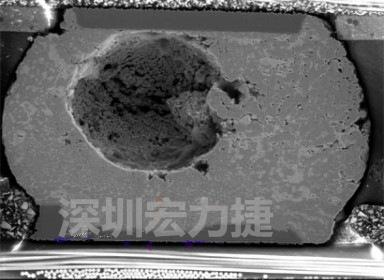 錫球氣泡大到足以影響到焊接的品質(zhì)，下圖是錫球切片后的剖面，可以很明顯看到氣泡已經(jīng)有錫球的 1/3 大了