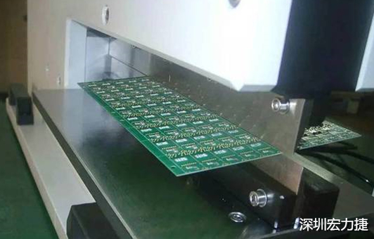 基本上V-Cut就是破壞板子結(jié)構(gòu)的元兇，因?yàn)閂-Cut就是在原來(lái)一大張的板材上切出溝槽來(lái)，所以V-Cut的地方就容易發(fā)生變形。