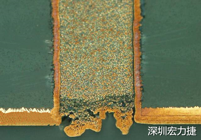 PCB設(shè)計(jì)之導(dǎo)電孔塞孔工藝 導(dǎo)電孔Via hole又名導(dǎo)通孔，為了達(dá)到客戶要求，導(dǎo)通孔必須塞孔，經(jīng)過大量的實(shí)踐，改變傳統(tǒng)的鋁片塞孔工藝，用白網(wǎng)完成板面阻焊與塞孔。生產(chǎn)穩(wěn)定，質(zhì)量可靠。