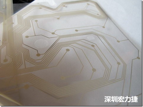 下面第二個圖則是另一片也有著按鍵線路的PTF，當(dāng)上、下兩面PTF的按鍵結(jié)點(diǎn)互相接觸后就可以計(jì)算出是哪個按鍵被按下了?？墒钱?dāng)按鍵沒有按下時，上下兩片PTF的線路則是分開的，所以上圖那片PTF的線路上面其實(shí)還另外覆蓋了另一層透明的PET作為絕緣層，只露出了需要在鍵盤按下時才會碰觸的接觸點(diǎn)，因?yàn)檫@些材質(zhì)使用的都是Polymer，所以才撐這樣的技術(shù)為Polydome(聚合簧片)。