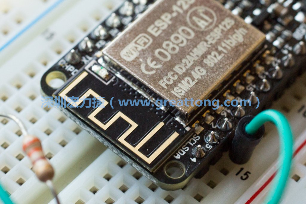 Adafruit Feather板上的無(wú)線(xiàn)電天線(xiàn)。