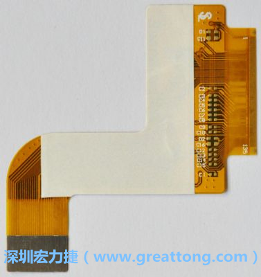 FPCB并非可無(wú)限制撓曲，為避免過(guò)度撓曲拉扯造成銅箔斷裂，一般在較長(zhǎng)條型板材會(huì)貼附補(bǔ)強(qiáng)貼片。