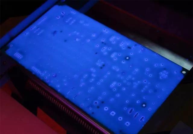 經(jīng)過涂覆工藝后的PCB，在紫光燈下的拍攝效果，原來coating也可以這么美！