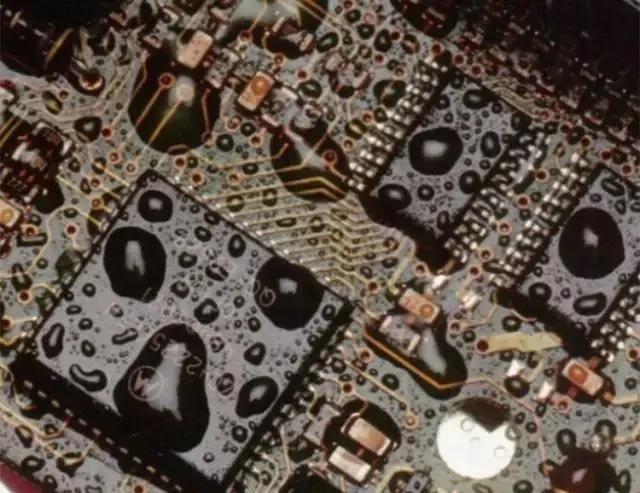 經(jīng)過涂覆工藝后的PCB，在表面形成透明的保護膜，能有效防止水珠和潮氣侵入，避免漏電和短路。