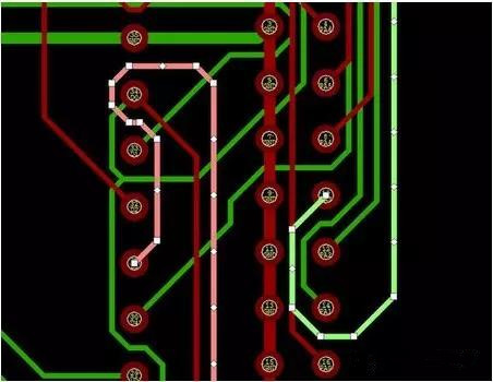 通過(guò)自動(dòng)優(yōu)化導(dǎo)線形狀消除導(dǎo)線打彎(用線段近似弧線只是為了顯示沒(méi)有弧線的任何角度例子)。