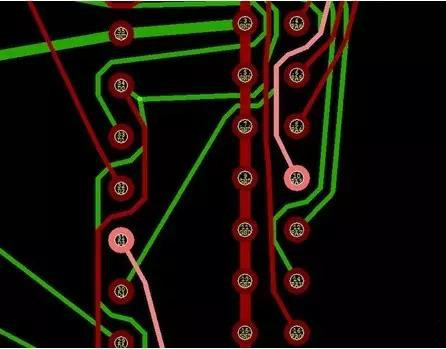通過(guò)自動(dòng)優(yōu)化導(dǎo)線形狀消除導(dǎo)線打彎(用線段近似弧線只是為了顯示沒(méi)有弧線的任何角度例子)。