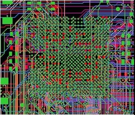 圖18：BGA布線。(頂部)傳統(tǒng)的自動(dòng)布線器。38個(gè)網(wǎng)絡(luò)沒(méi)有完成布線。(底部)任意角度的拓?fù)涫阶詣?dòng)布線器。所有網(wǎng)絡(luò)都完成了布線。