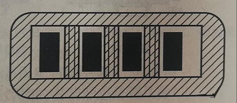 在兩個(gè)焊盤之間有導(dǎo)線通過時(shí)，應(yīng)采取PCB阻焊設(shè)計(jì)，以防止焊接短路